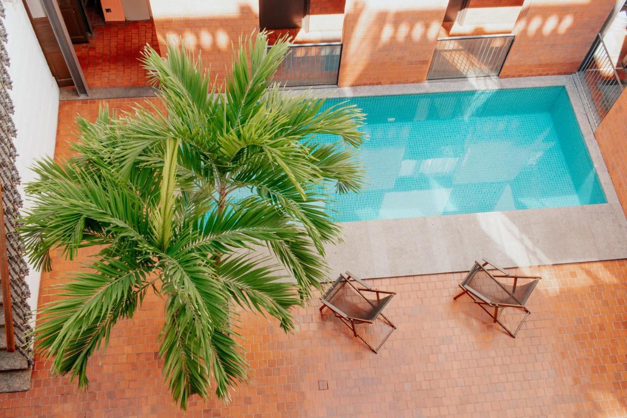 Hostal 25 *