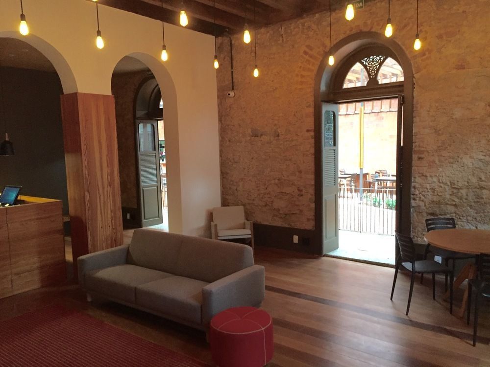 Hostal 25 *